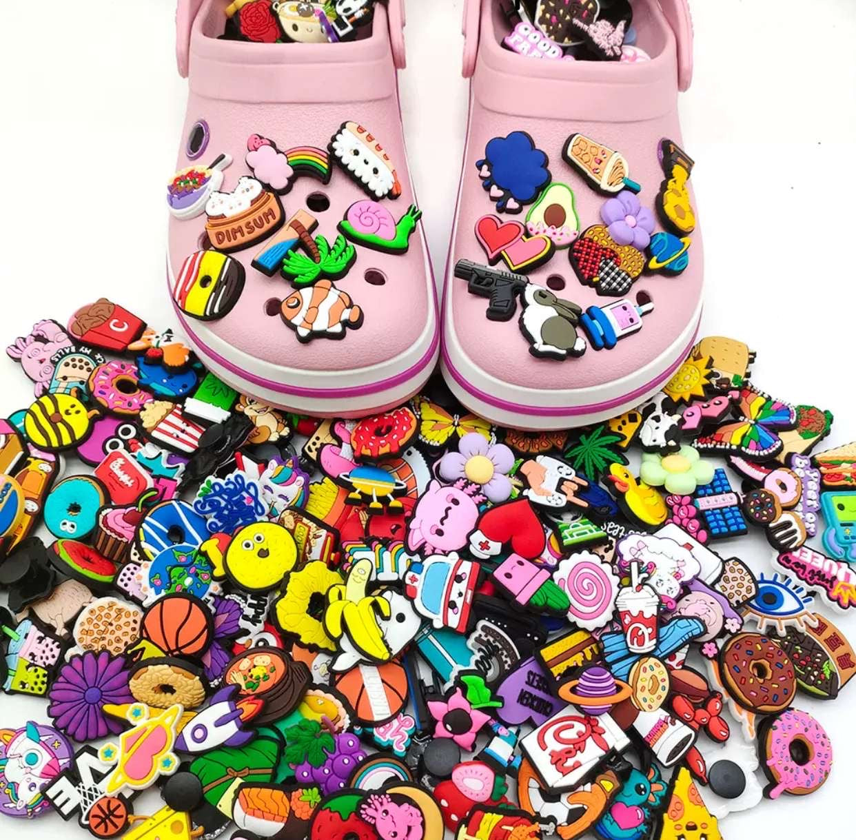 Lot de 100 pins aléatoires !